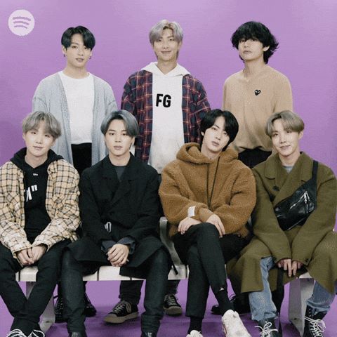 K-pop группа BTS машет раками